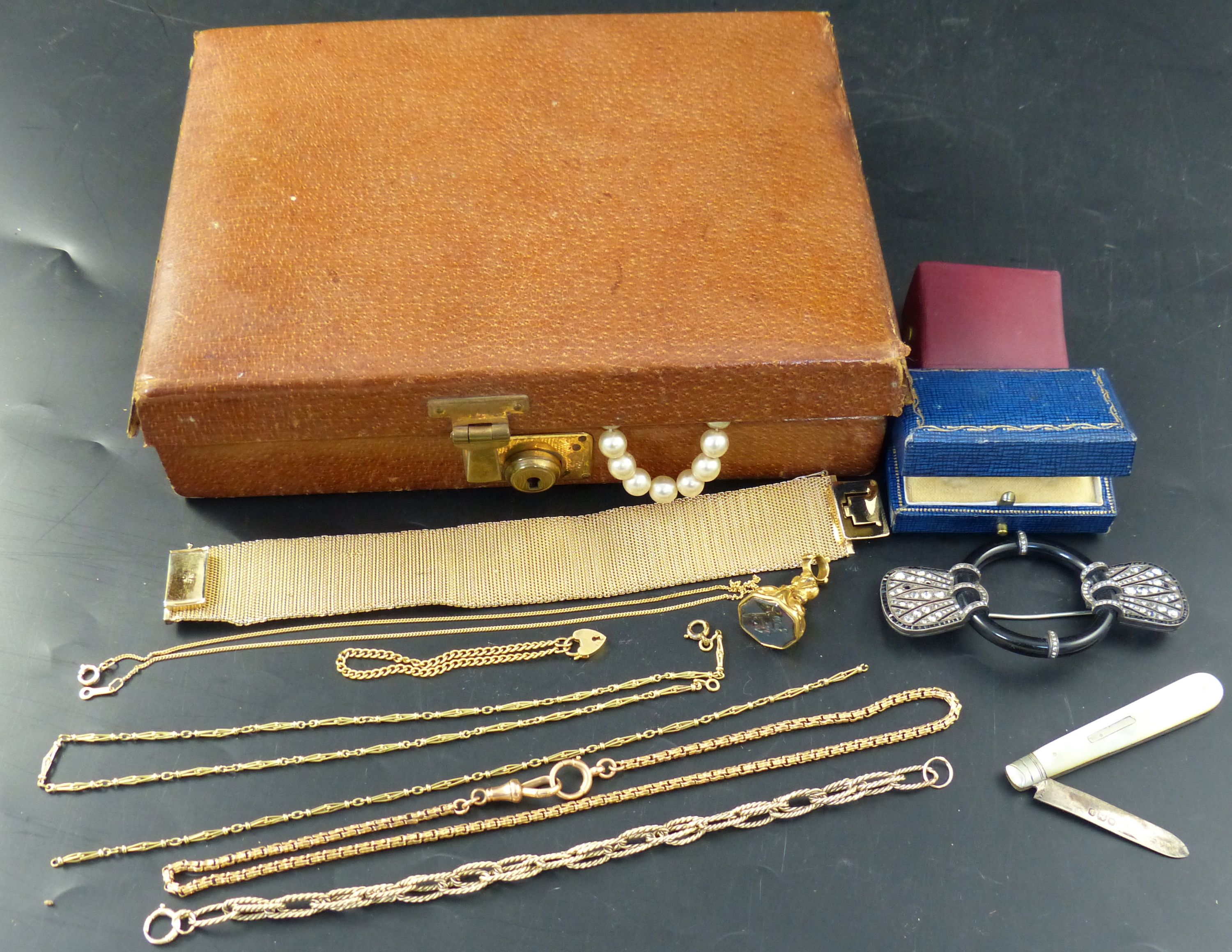 Assorted jewellery.